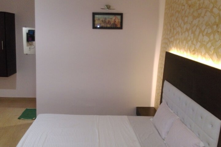 Room 12 of 25