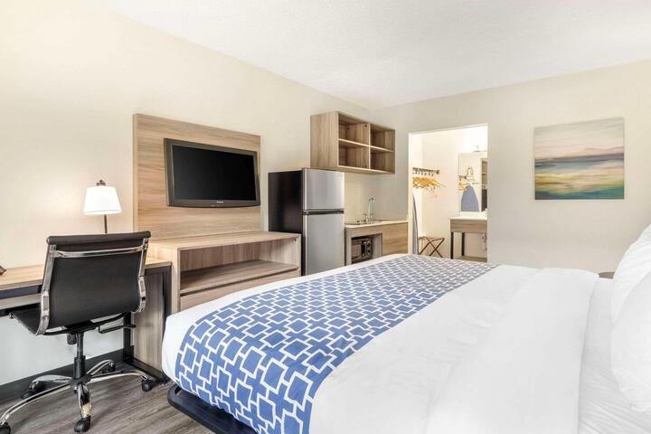1 King Bed Efficiency (5 of 8)