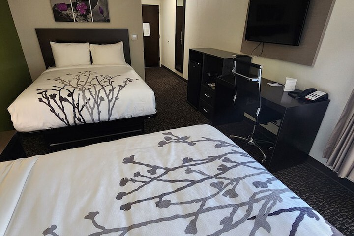 2 Queen Beds (7 of 12)