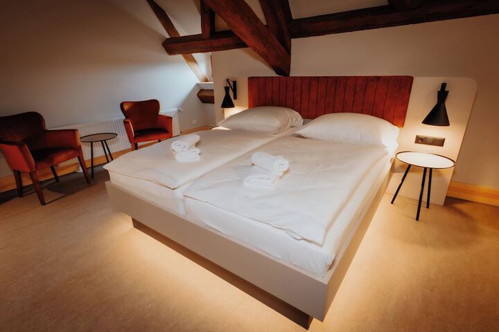 Room 5 of 9