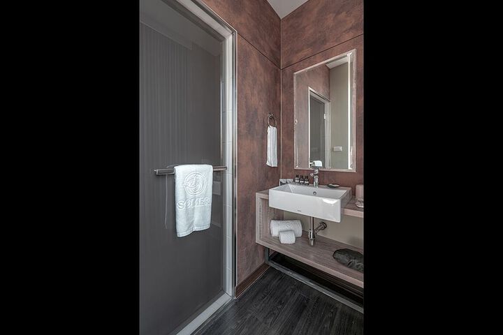 Room 32 of 62