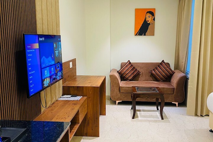 Room 11 of 16
