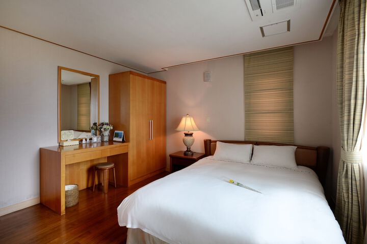 Room 5 of 49