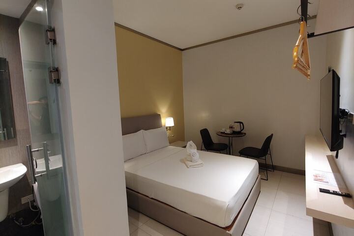 Room 13 of 16