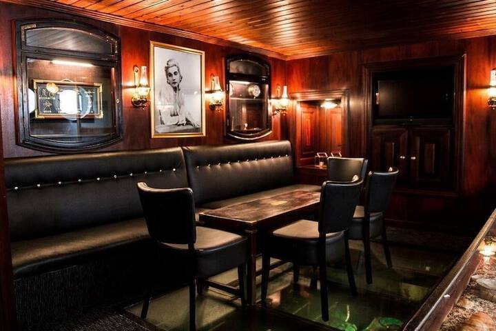 Lounge 48 of 66