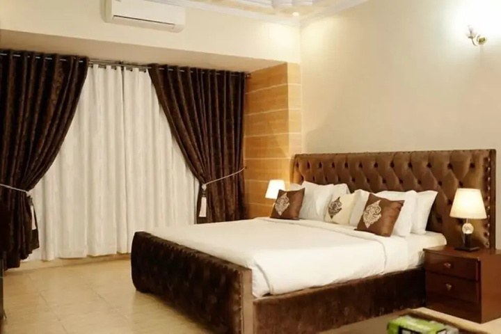 Room 4 of 9