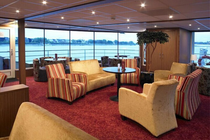Lounge 16 of 18