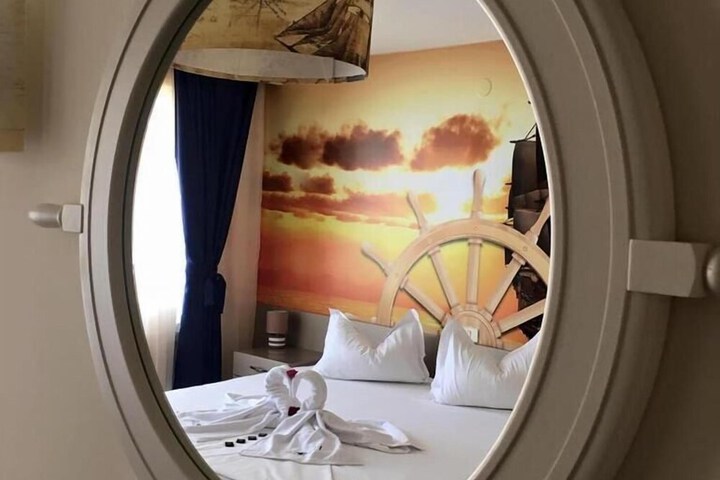Room 13 of 33