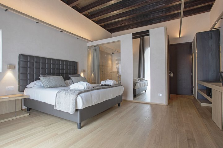 Room 5 of 32