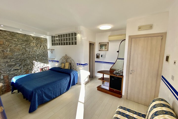 Room 44 of 190