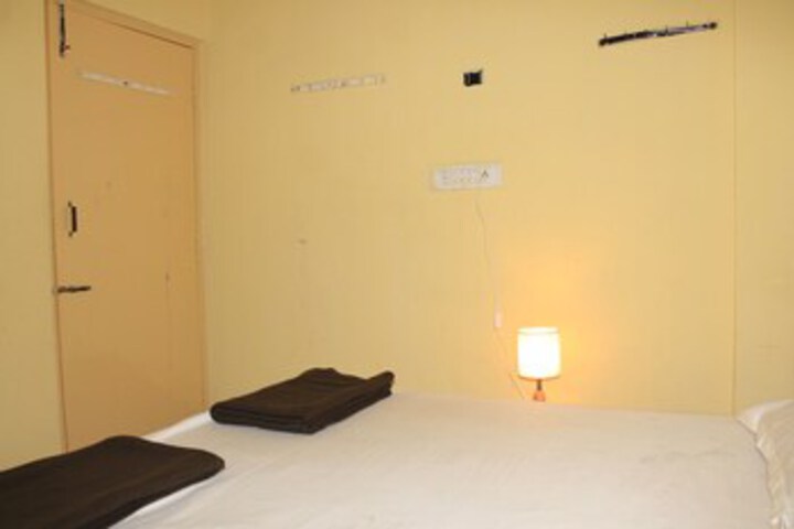 Room 6 of 12
