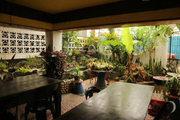 Dining 8 of 27