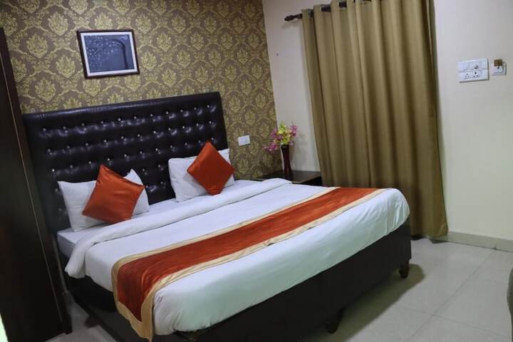 Room 10 of 33
