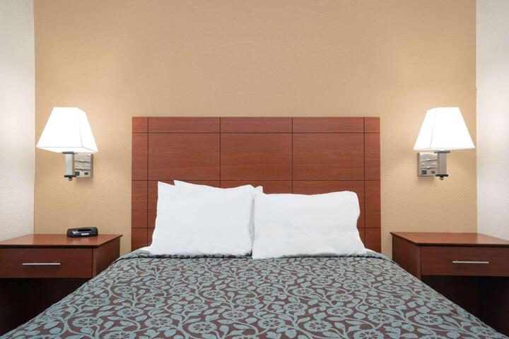 1 Queen Bed Accessible (15 of 19)