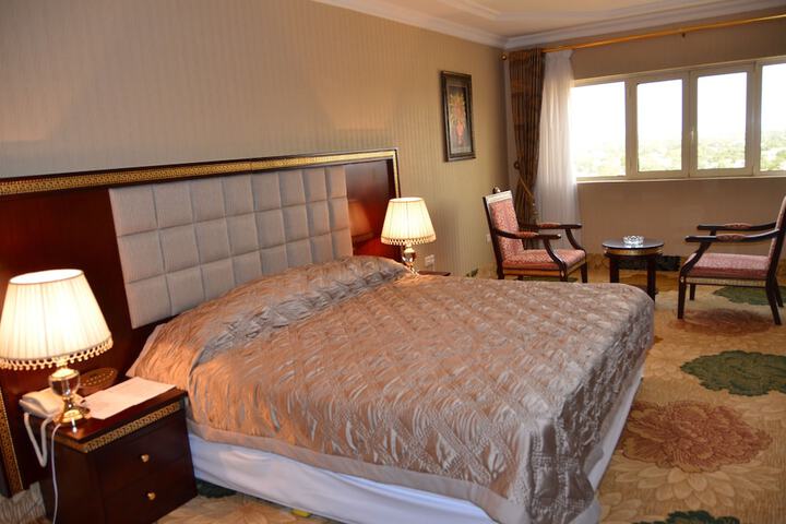 Room 10 of 28