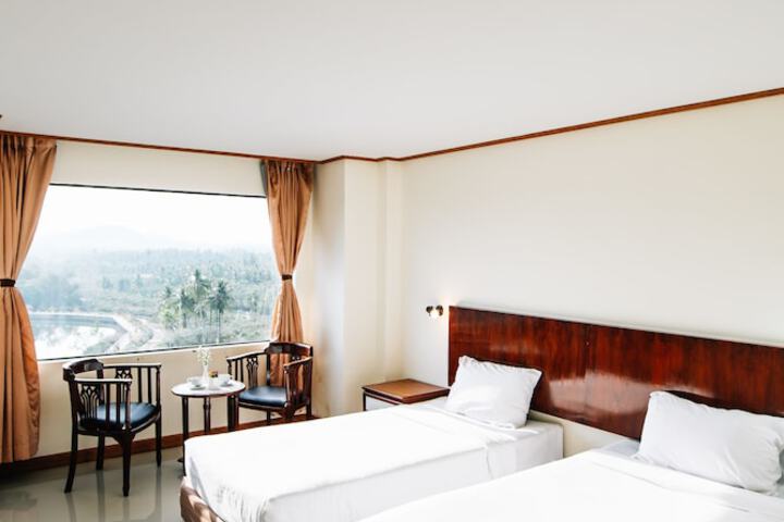 Room 32 of 76