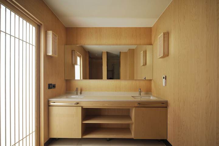 Room 102 of 142