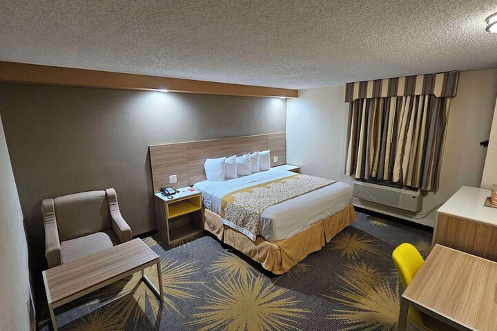1 King Bed (7 of 14)