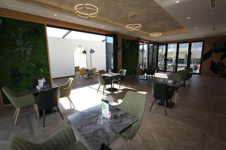 Lounge 42 of 57