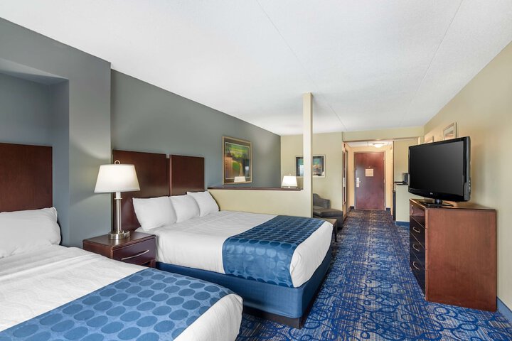 2 Queen Beds - Wireless High Speed Internet Accessible Microwave and Refrigerator Pillowto (5 of 12)