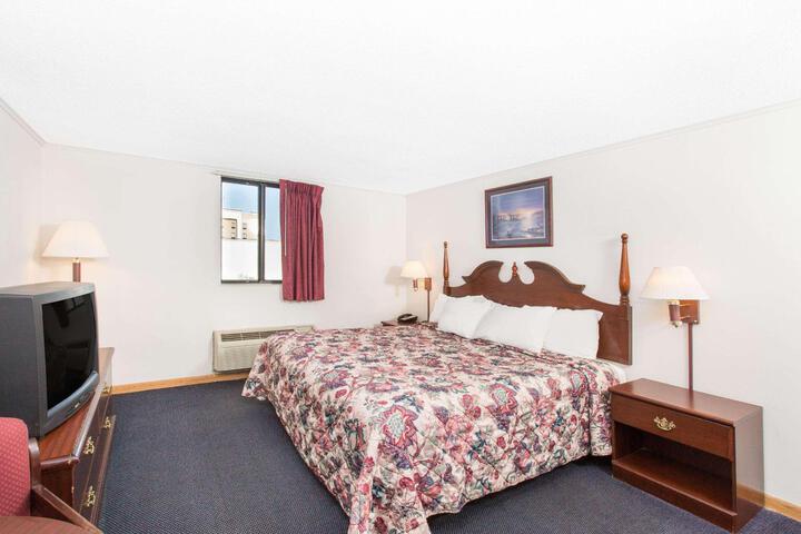 1 King Bed (8 of 13)