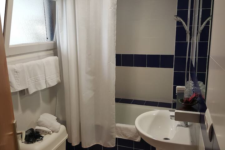 Room 28 of 48