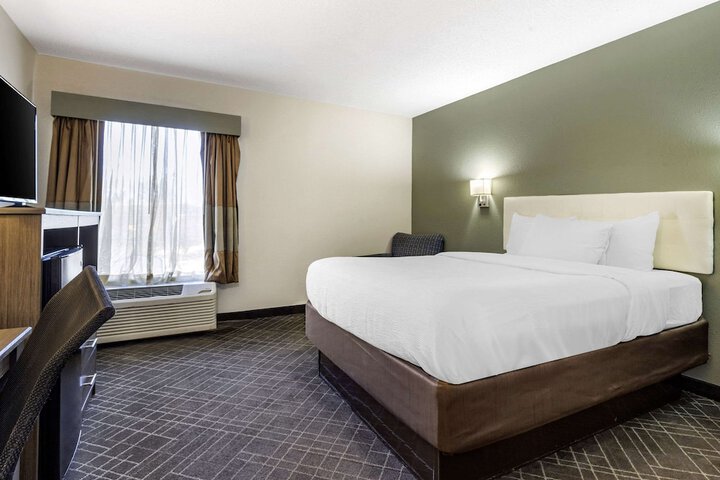 1 Queen Bed (6 of 9)