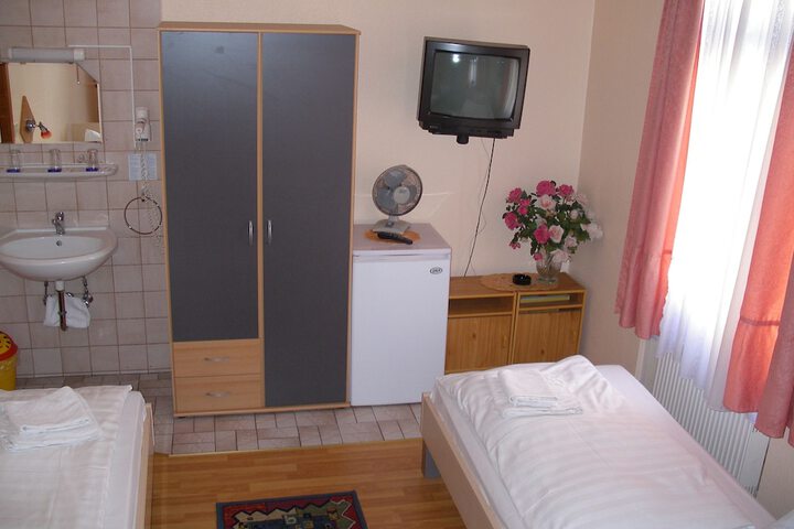 Room 2 of 33