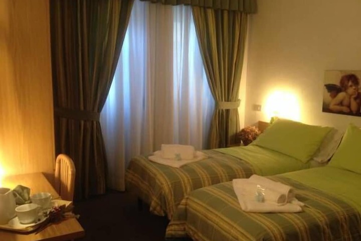 Room 15 of 34