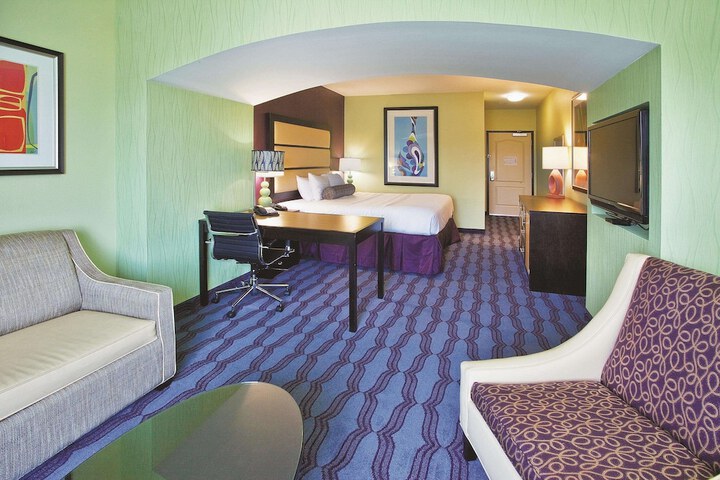 1 King Bed (3 of 14)