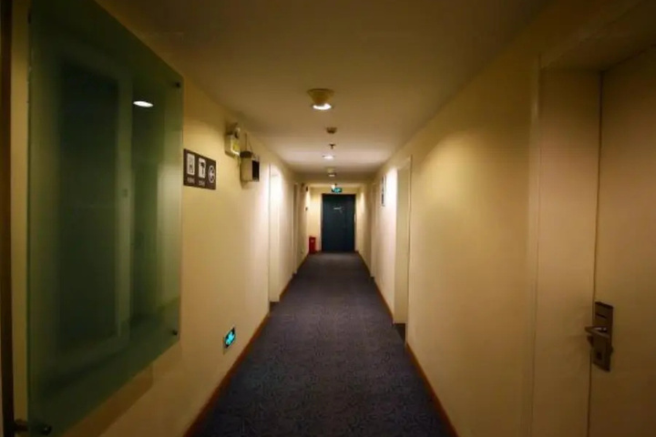 Room 9 of 10
