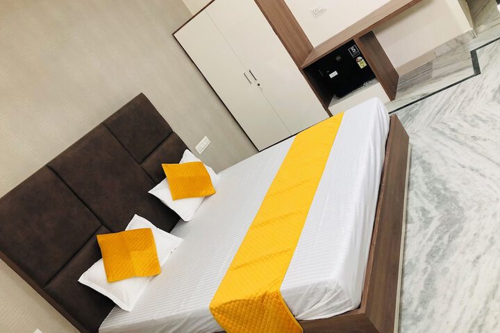 Room 2 of 18