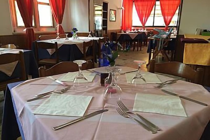 Dining 7 of 16