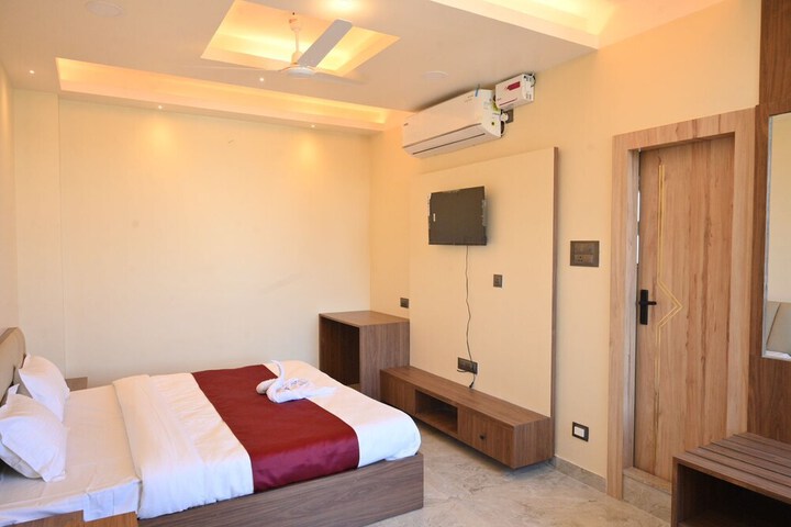 Room 4 of 28