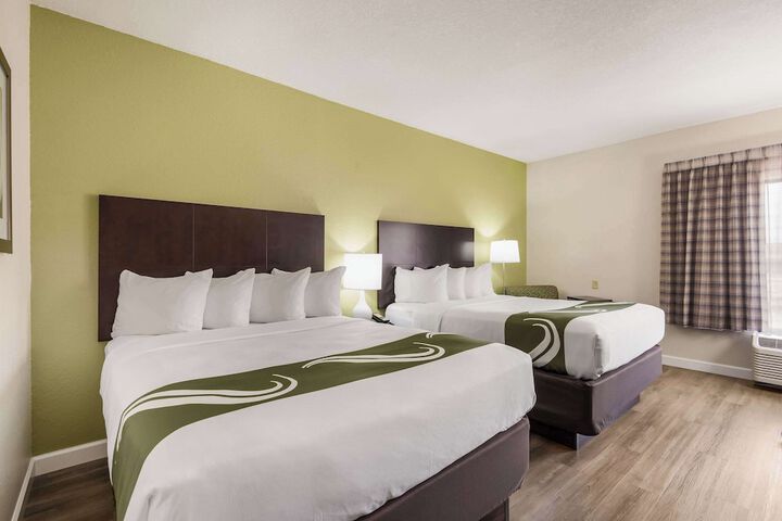 2 Queen Beds (6 of 9)