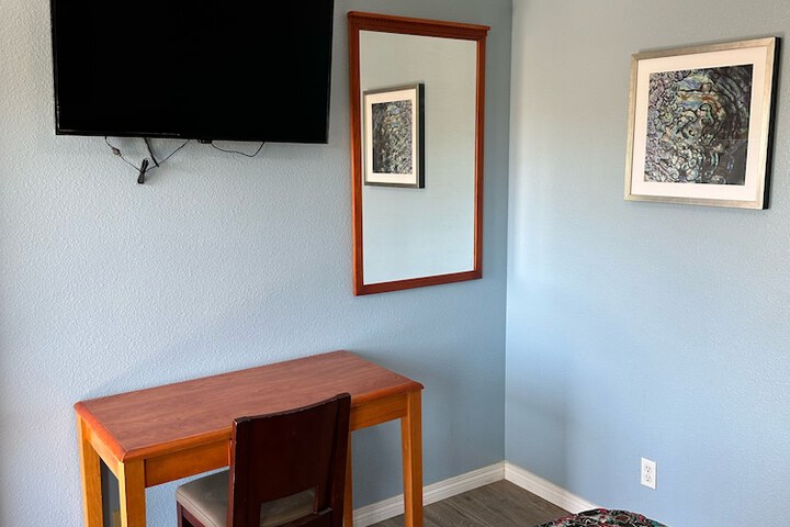 Room 3 of 8