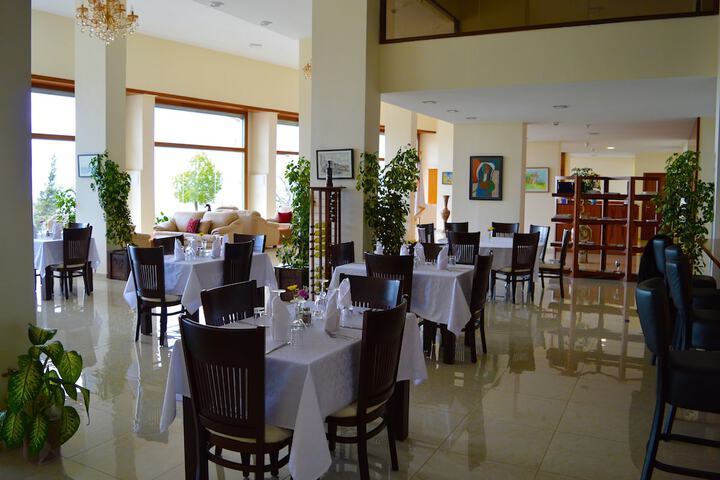 Dining 73 of 107