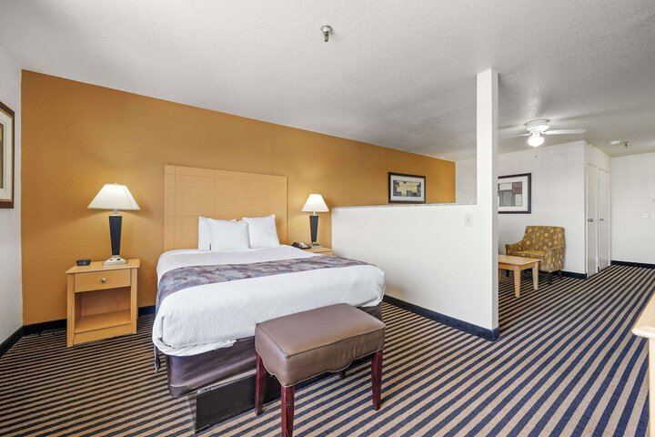 2 Queen Beds High Speed Internet Accessible Microwave and Refrigerator Safe Full Breakf (4 of 34)