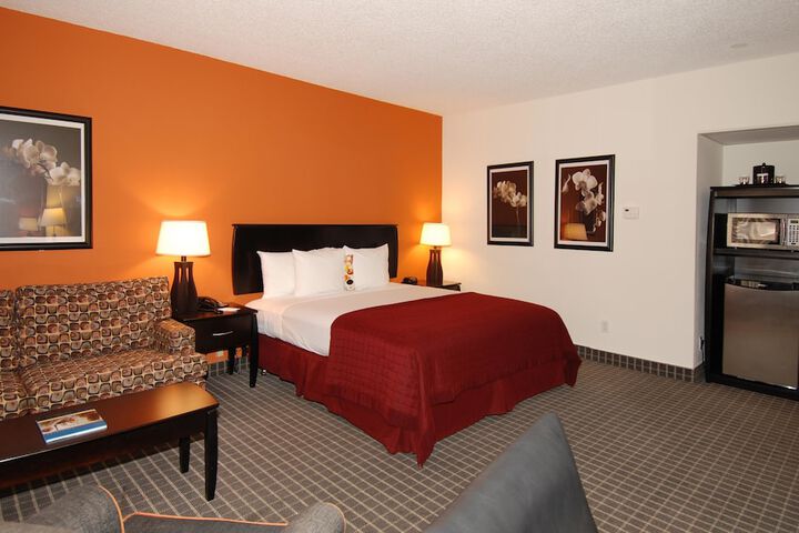 Executive King Bed (5 of 17)