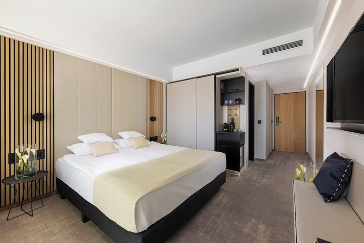 Room 13 of 64