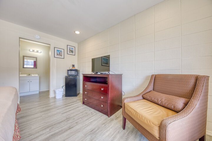 1 King Bed (5 of 6)