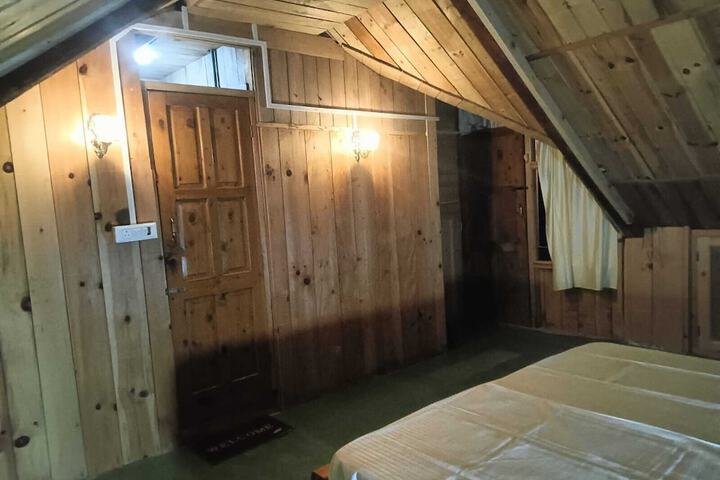 Room 17 of 28