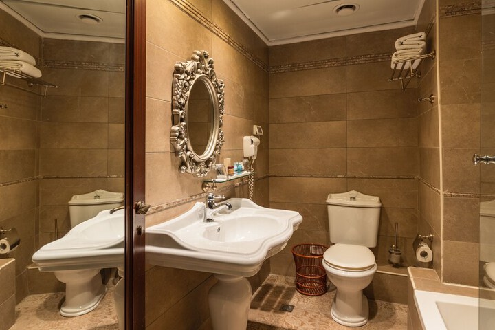Room 7 of 32