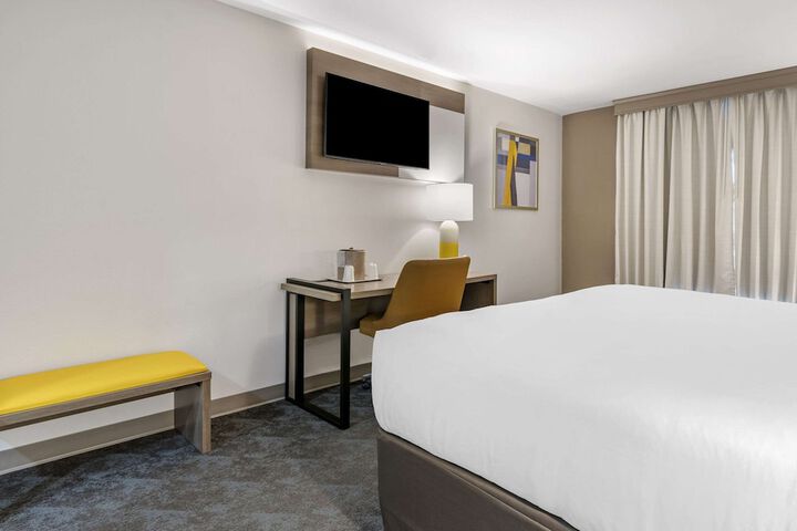 1 King Bed (5 of 17)