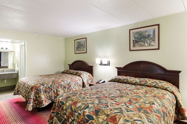 1 Queen Bed (10 of 10)