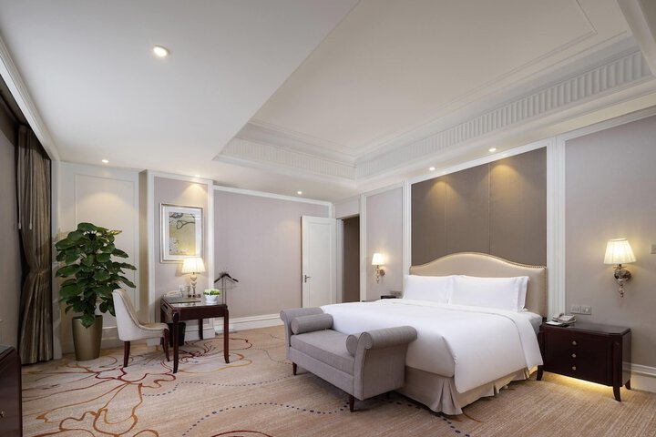 Room 10 of 74