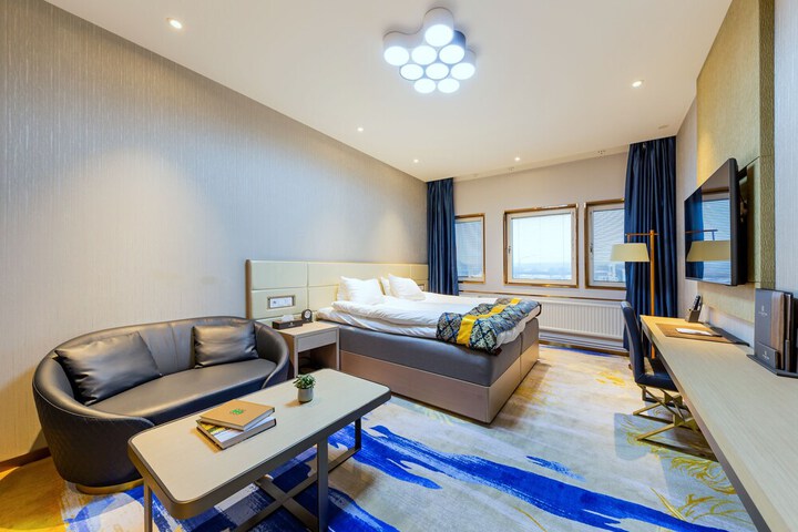 Room 12 of 27