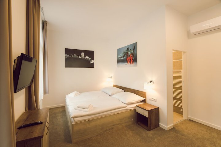 Room 9 of 26