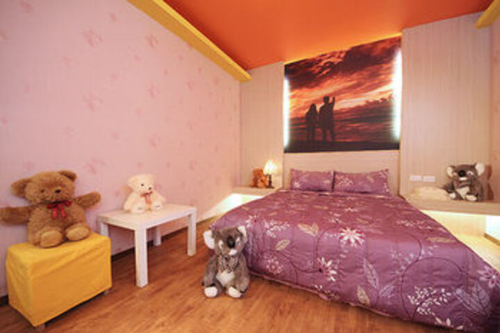 Room 10 of 16