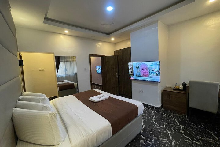 Room 8 of 32